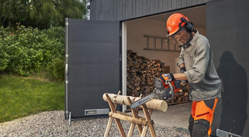 Husqvarna 225i mit Akku und Ladegerät