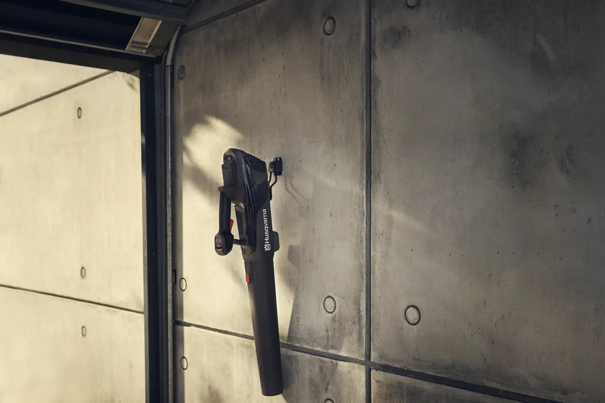 HUSQVARNA Aspire B8X mit Akku und Ladegerät