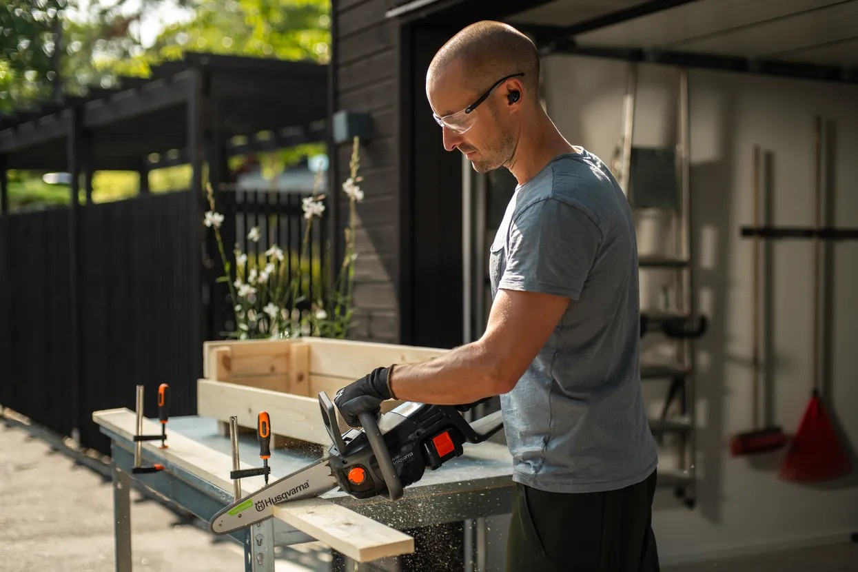 Husqvarna Aspire® Motorsäge C15X-P4A mit Akku und Ladegerät