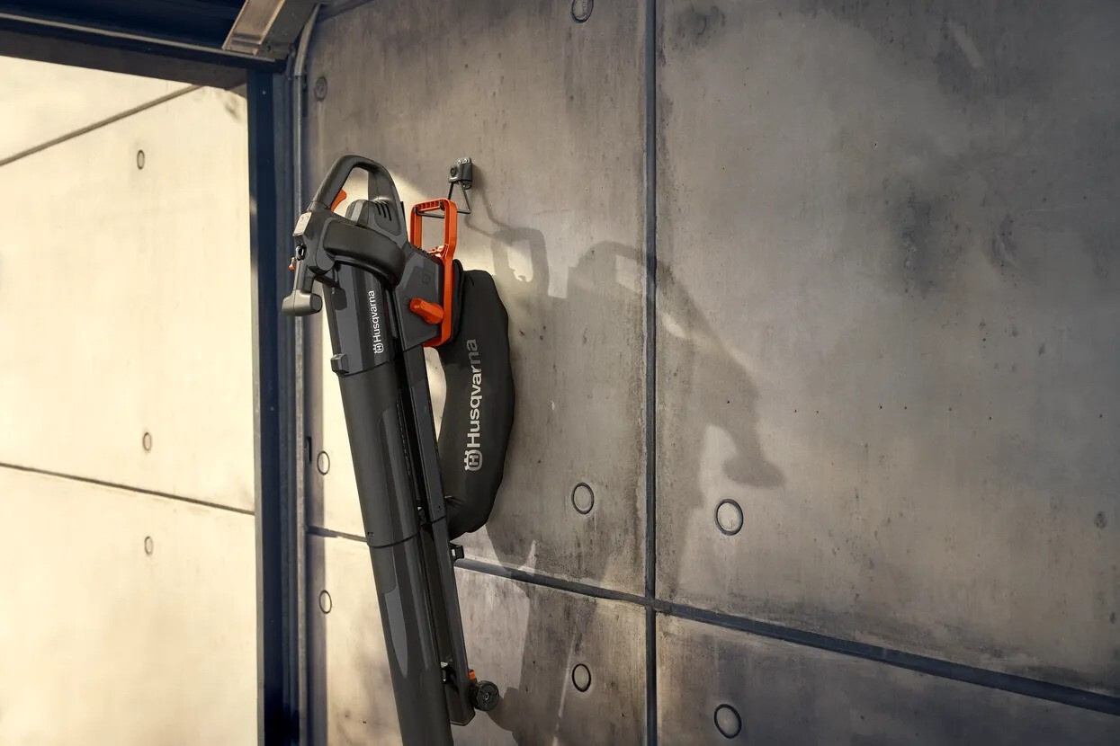 Husqvarna Aspire® Laubbläser und -sauger mit Akku und Ladegerät