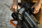 Husqvarna Aspire® Laubbläser und -sauger mit Akku und Ladegerät Husqvarna Aspire® Laubbläser und -sauger mit Akku und Ladegerät