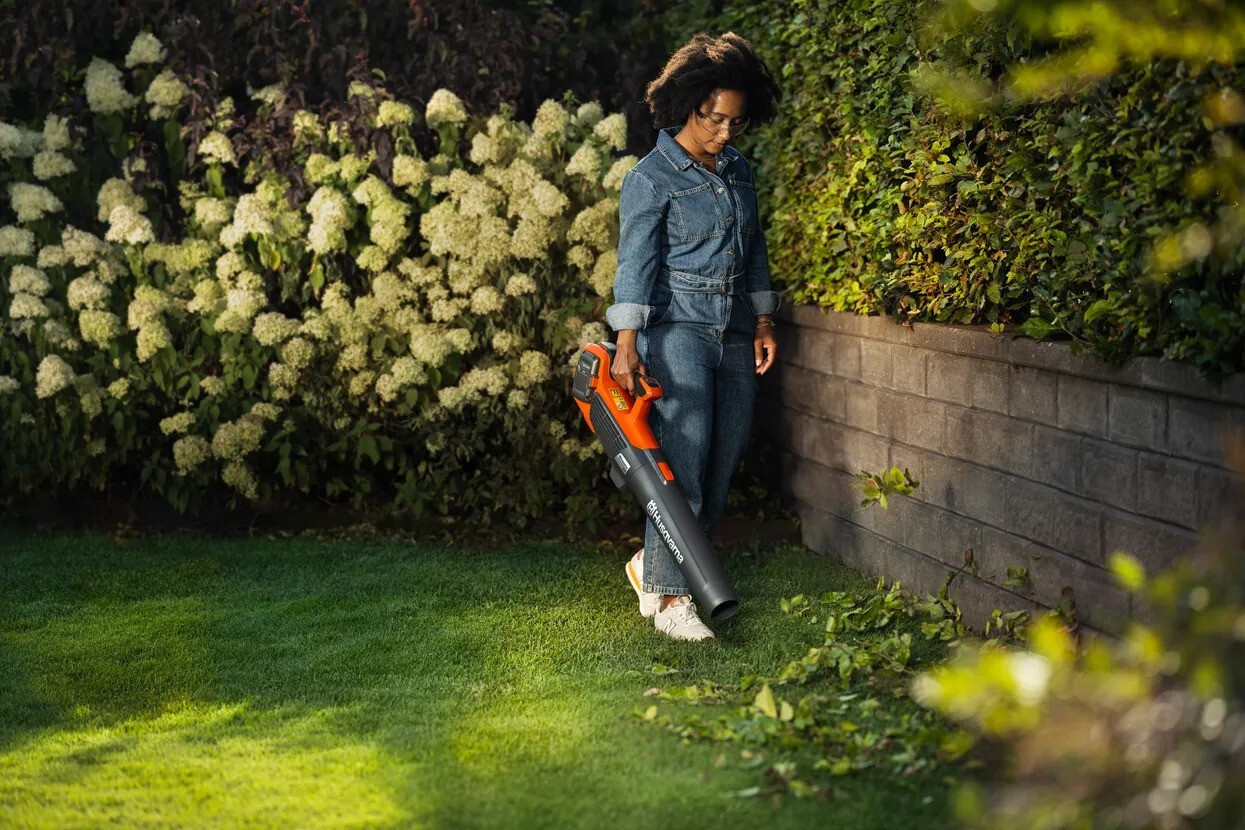 Husqvarna 122iB mit Akku und Ladegerät