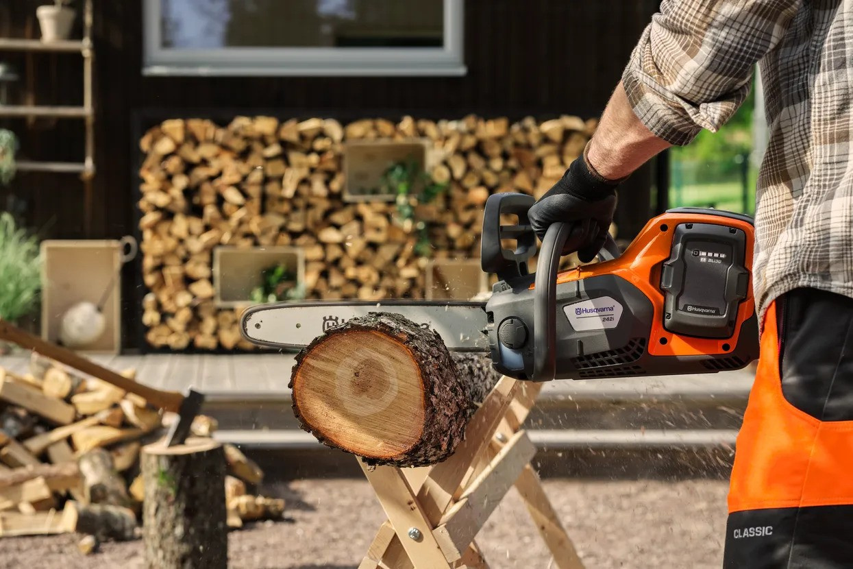 Husqvarna 242i Akku-Motorsäge mit Akku und Ladegerät